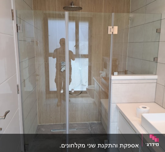 מקלחון זכוכית עם ראש מקלחת עגול